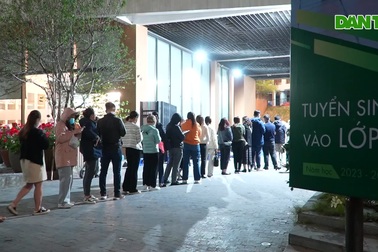 Phụ huynh ở Hà Nội xếp hàng đến nửa đêm để nộp hồ sơ xin học cho con