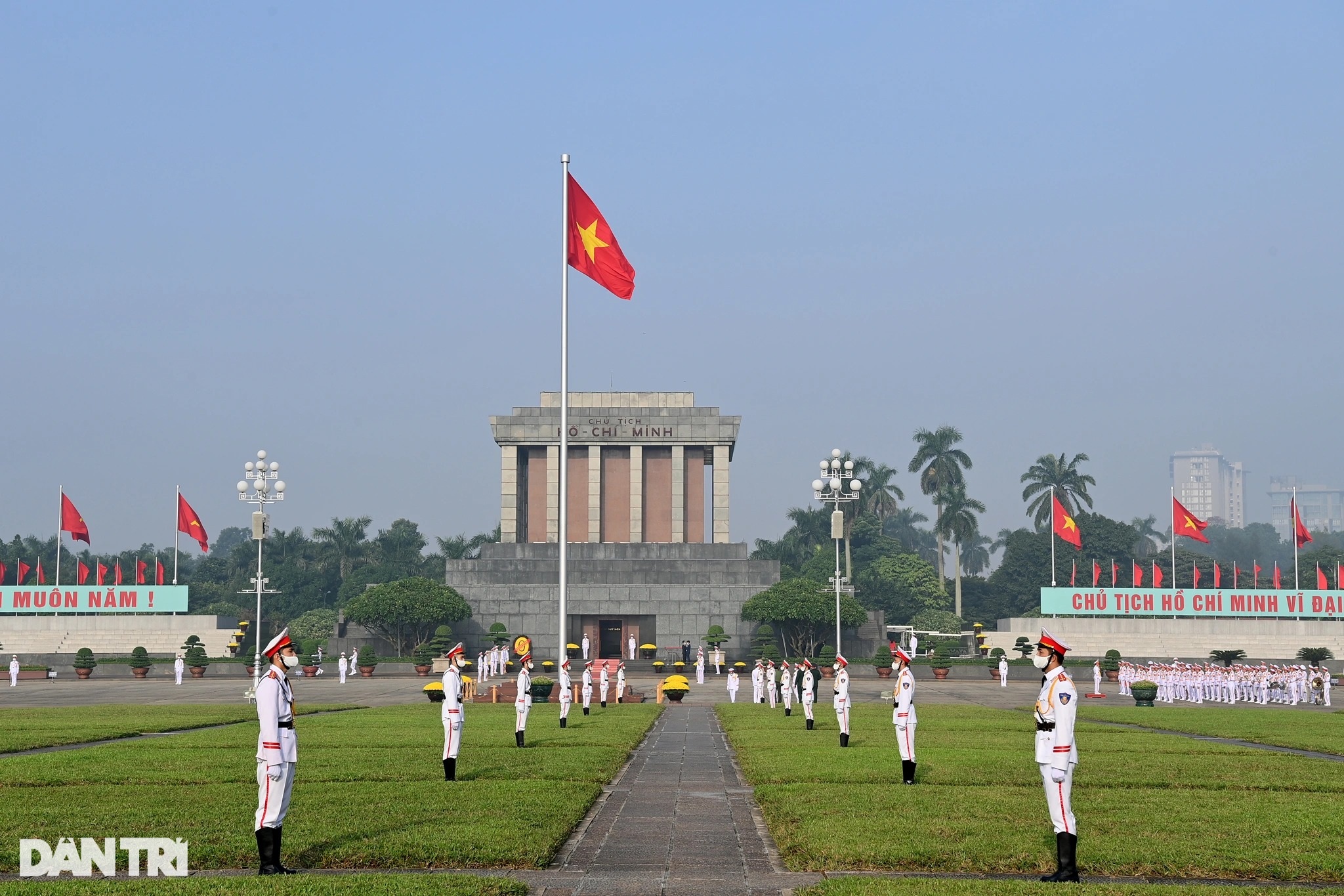 Đoàn đại biểu Quốc hội dự kỳ họp thứ 2 vào Lăng viếng Chủ tịch Hồ Chí Minh - 1 Đoàn đại biểu Quốc hội dự kỳ họp thứ 2 vào Lăng viếng Chủ tịch Hồ Chí Minh - 1