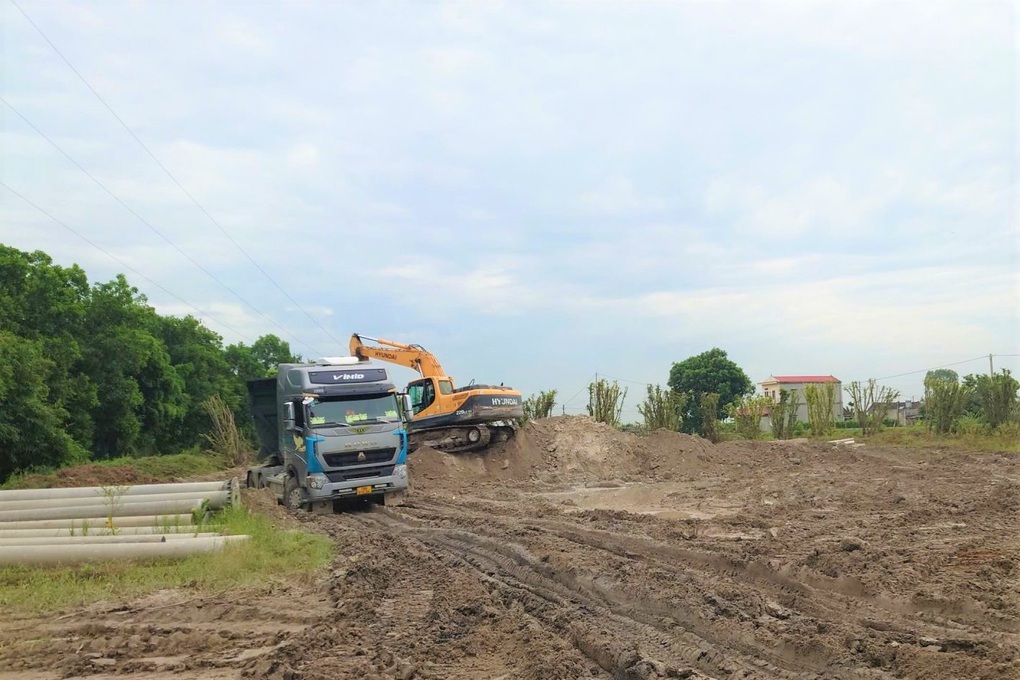 Khởi tố giám đốc công ty sản xuất bê tông chỉ đạo đổ chất thải trái phép - 1 Khởi tố giám đốc công ty sản xuất bê tông chỉ đạo đổ chất thải trái phép - 1