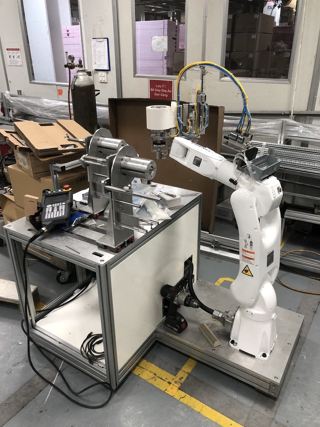 Kỹ sư 9x chế tạo robot dán tem thiết bị ô tô Mercedes, Toyota - 1 Kỹ sư 9x chế tạo robot dán tem thiết bị ô tô Mercedes, Toyota - 1