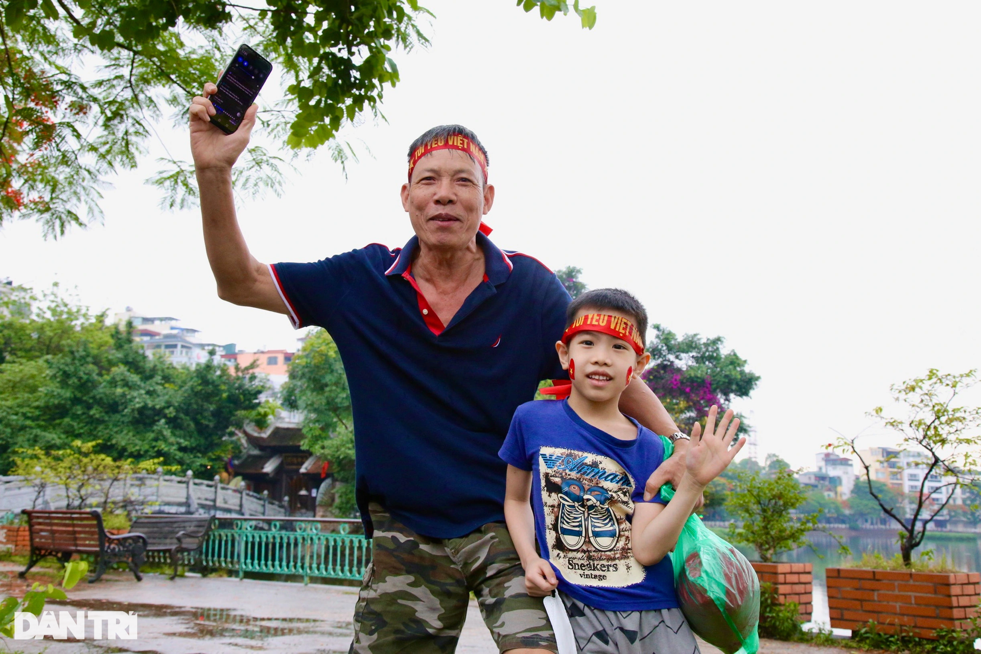 Người hâm mộ đội mưa múa lân, bưng mâm lễ hết mình cổ vũ tuyển U23 Việt Nam - 11