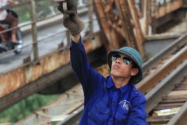 "Kỹ xảo" tung hứng đinh tán nung đỏ "độc nhất vô nhị" của công nhân sửa cầu Long Biên