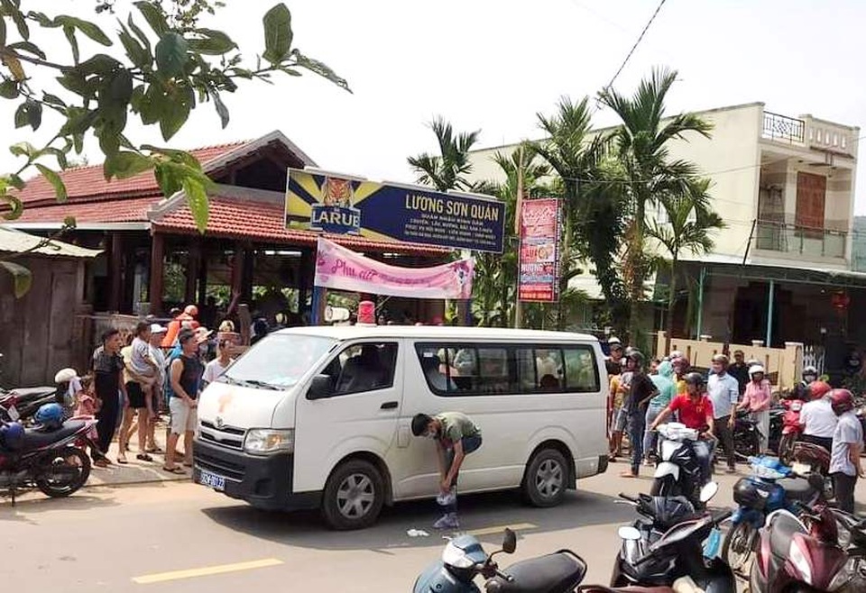Khởi tố vụ án giết người nghi ghen tuông tại quán nhậu Lương Sơn Quán - 1 Khởi tố vụ án giết người nghi ghen tuông tại quán nhậu Lương Sơn Quán - 1