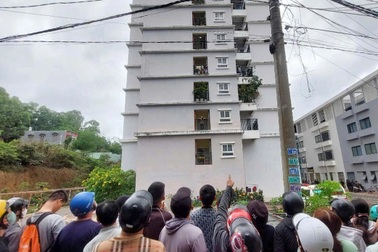 Một người đàn ông nghi nhảy từ tầng 10 chung cư xuống đất