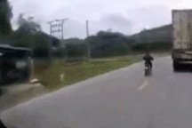 Phóng nhanh, vượt ẩu, thanh niên đi xe máy đấu đầu bán tải chạy ngược chiều