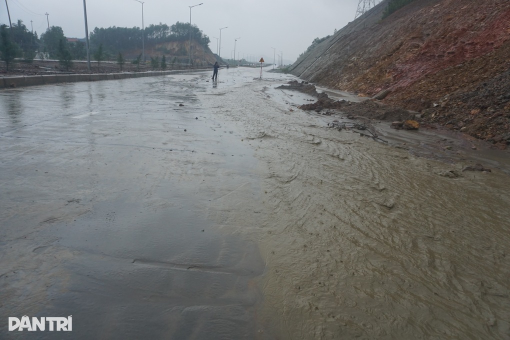 Bùn tràn đầy đường vành đai nghìn tỷ ở Đà Nẵng - 2 Bùn tràn đầy đường vành đai nghìn tỷ ở Đà Nẵng - 2