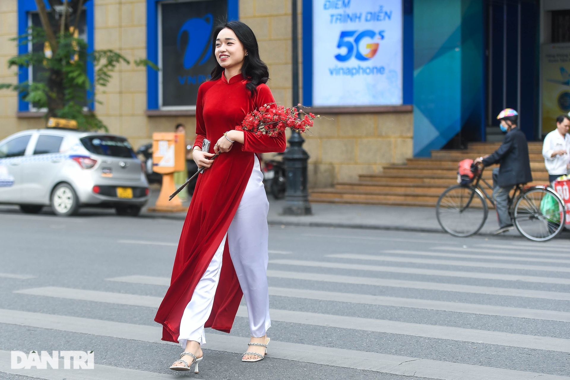 Hàng trăm nàng thơ xúng xính áo dài, chụp ảnh đông kín hồ Gươm - 1 Hàng trăm nàng thơ xúng xính áo dài, chụp ảnh đông kín hồ Gươm - 1