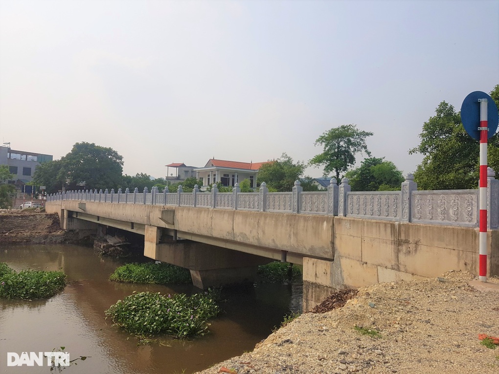 Cầu 19 tỷ đồng thông xe sau 10 năm bị bỏ hoang - 3 Cầu 19 tỷ đồng thông xe sau 10 năm bị bỏ hoang - 3