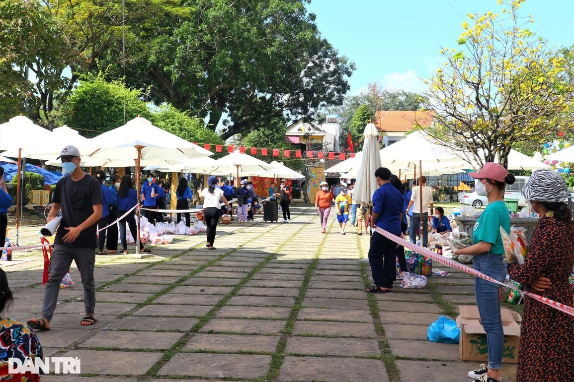 Phiên chợ Tết xưa 0 đồng ấm áp cho người nghèo giữa phố cổ - 2 Phiên chợ Tết xưa 0 đồng ấm áp cho người nghèo giữa phố cổ - 2