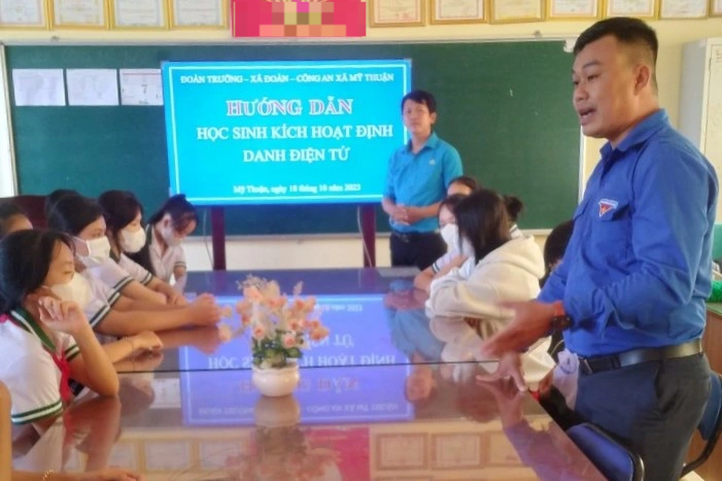 Thầy giáo dành một phần lương hỗ trợ học trò tiền học phí, đồng phục - 2 Thầy giáo dành một phần lương hỗ trợ học trò tiền học phí, đồng phục - 2