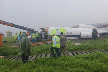Máy bay trượt khỏi đường băng, vỡ đôi ở Ấn Độ