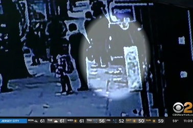 Hố sụt giữa đường, người đàn ông rơi xuống độ sâu 5m