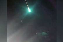 Vật thể màu xanh bí ẩn phát sáng trên bầu trời đêm nước Úc