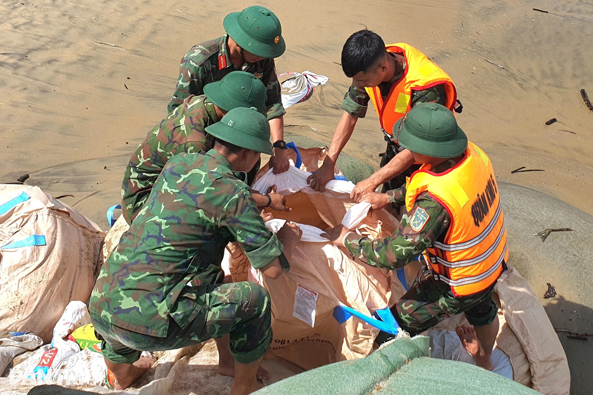 Hàng trăm chiến sĩ bộ đội dồn sức vá bờ biển Hội An - 5 Hàng trăm chiến sĩ bộ đội dồn sức vá bờ biển Hội An - 5