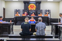 Bố soi đèn pin để con trai đánh chết người thợ xây