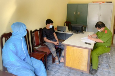 Đối tượng đi xe máy từ Hà Nội qua 3 tỉnh để "thông chốt" kiểm dịch