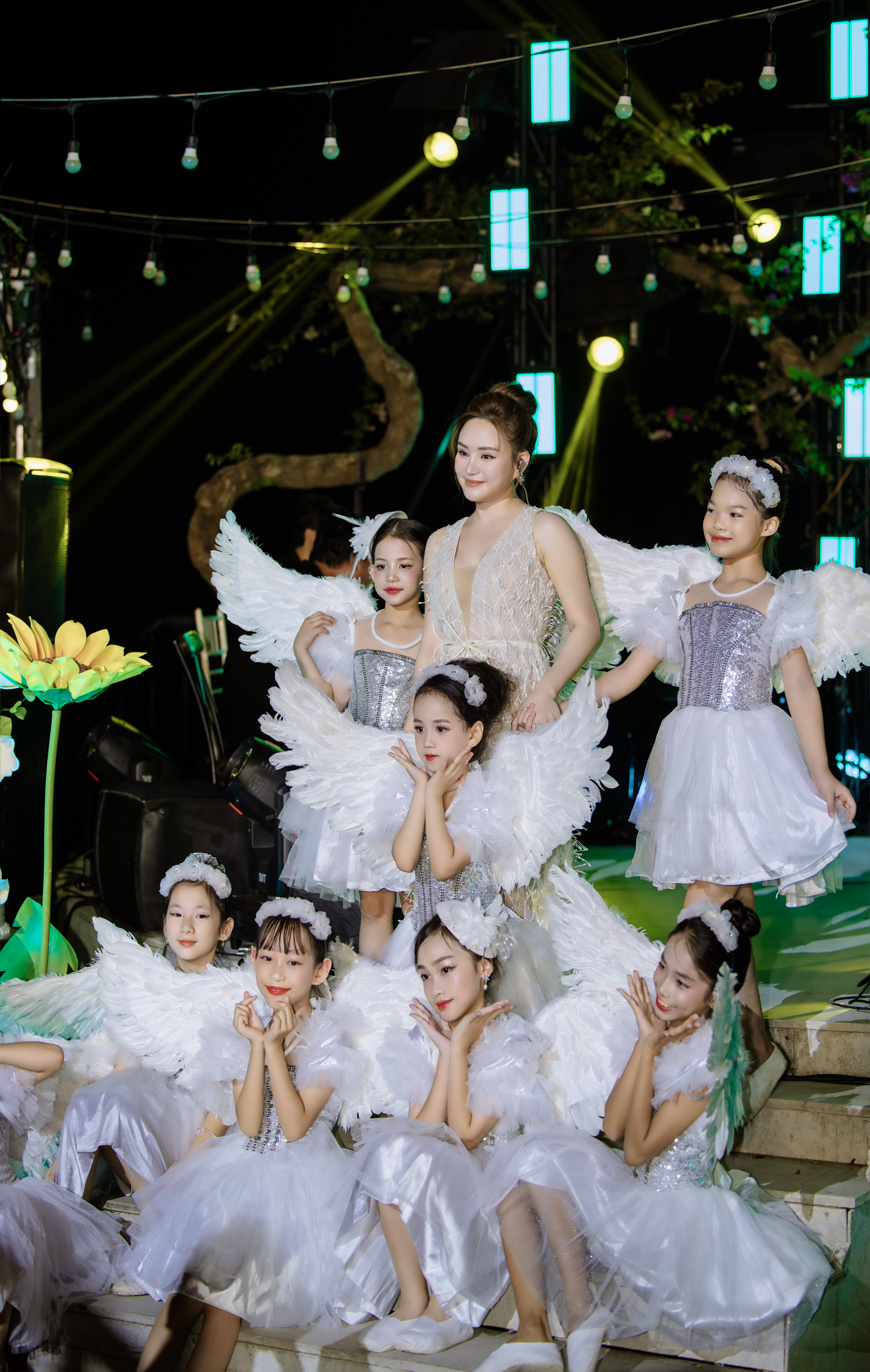 Vy Oanh yang seksi kembali ke panggung, mengungkap kehidupannya sebagai ibu dari 3 anak - 2 Vy Oanh gợi cảm trở lại sân khấu, tiết lộ cuộc sống mẹ 3 con - 2