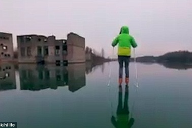 Độc đáo cảnh trượt băng trên bề mặt... nhà tù khét tiếng bỏ hoang