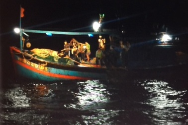 Cứu 9 ngư dân gặp nạn trên biển