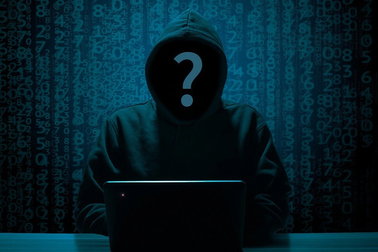 Bác sĩ phẫu thuật gây sốc khi bị phát giác là… hacker khét tiếng