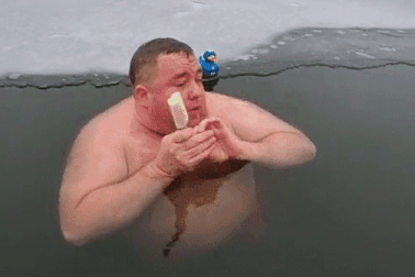 Video tắm ở hồ nước đã đóng băng, mút kem khi bơi lội hút 40 triệu lượt xem