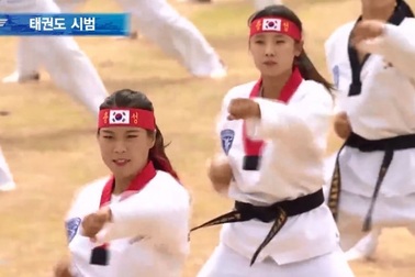 Biệt kích Hàn Quốc hừng hực khí thế trình diễn Taekwondo