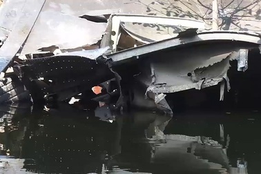 Xác "pháo đài bay" 45 năm nằm giữa lòng hồ làng hoa Ngọc Hà