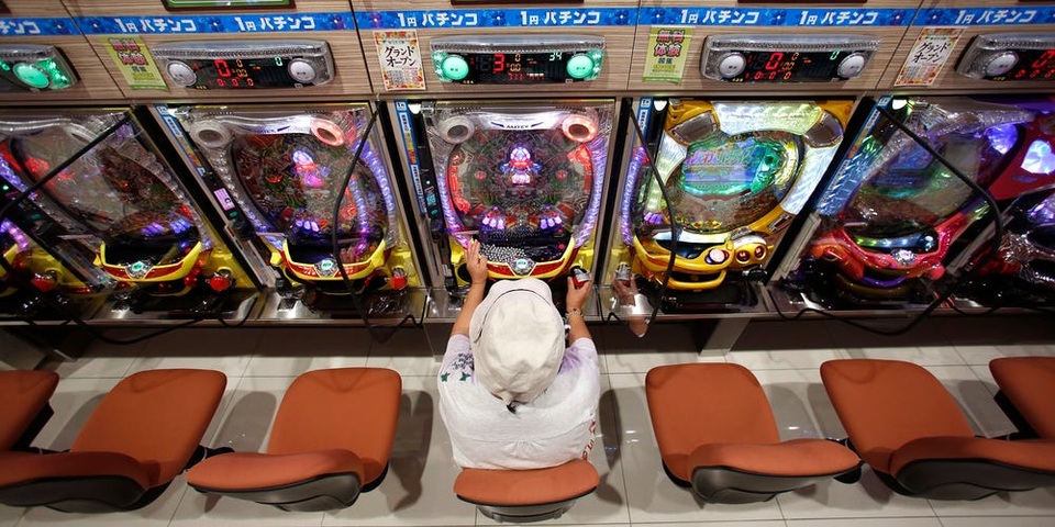 Người Nhật đổ 200 tỷ USD vào những viên bi bạc trong trò Pachinko - 1
