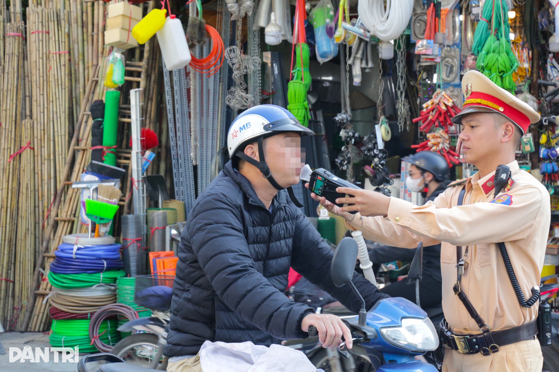 Nữ tài xế yêu cầu CSGT test máy đo trước khi thổi nồng độ cồn - 2