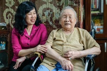 Quyền Bộ trưởng Y tế Đào Hồng Lan thăm gia đình liệt sĩ Đặng Thùy Trâm