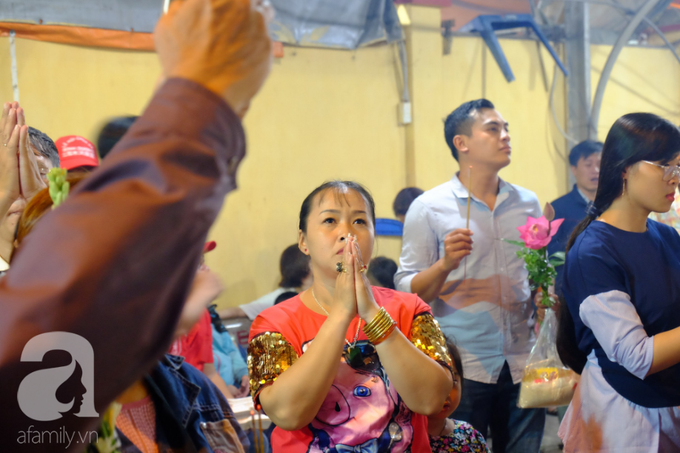 Hàng ngàn người cầm nhang viếng chùa Bà Bình Dương nửa đêm, mang theo cả con nít khiến trẻ nhỏ hít khói mệt nhoài - Ảnh 5. Hàng ngàn người cầm nhang viếng chùa Bà Bình Dương nửa đêm, mang theo cả con nít khiến trẻ nhỏ hít khói mệt nhoài - Ảnh 5.