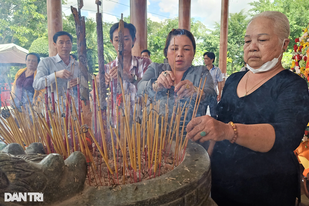 Người dân lặn lội hơn 100km về đền thờ viếng Bác ngày Tết độc lập 2/9 - 6 Người dân lặn lội hơn 100km về đền thờ viếng Bác ngày Tết độc lập 2/9 - 6