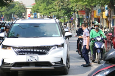 Nhường đường cho người đi bộ là "chuyện lạ Việt Nam"?