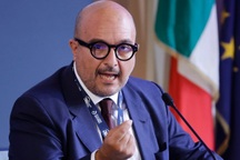 Bộ trưởng Italy xin lỗi vợ và thủ tướng vì bê bối ngoại tình