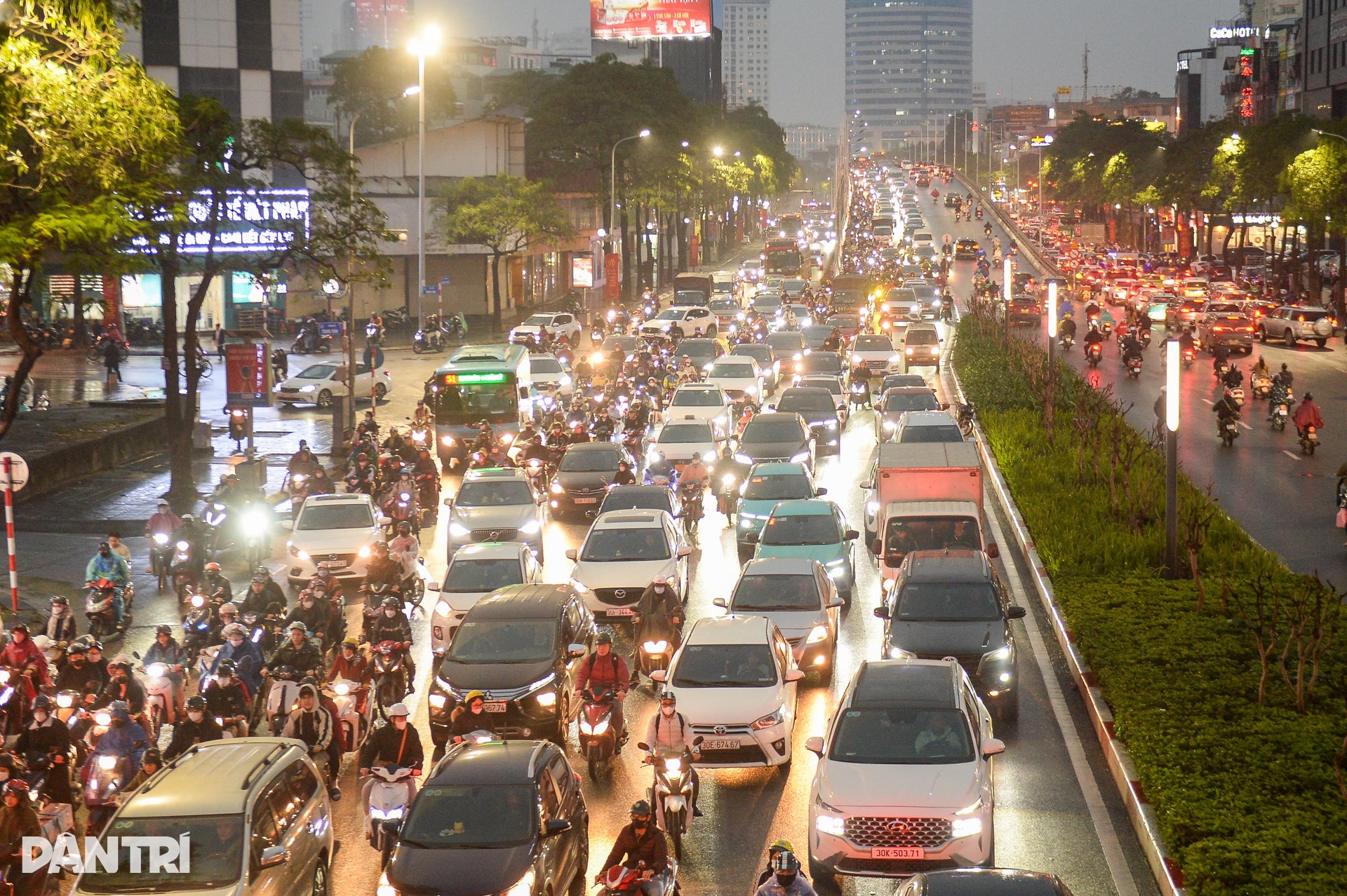 Chật vật trong mưa lạnh, người dân ở Hà Nội nhích từng mét về nhà - 8 Chật vật trong mưa lạnh, người dân ở Hà Nội nhích từng mét về nhà - 8