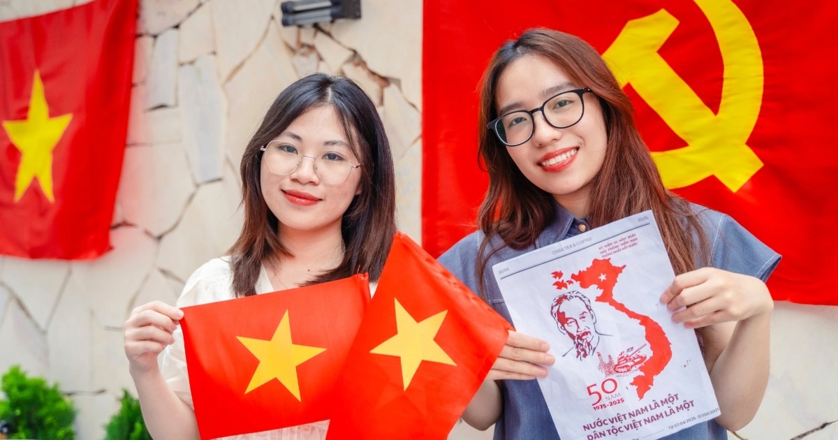 View - Giới trẻ Hà Nội thích thú check-in những quán cà phê rực sắc cờ đỏ sao vàng | Báo Dân trí