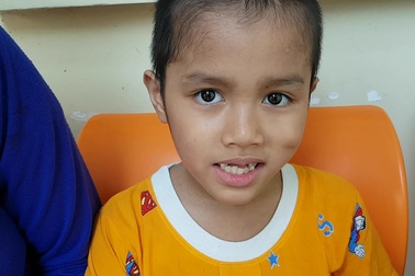 Gia đình cháu Hiếu cảm ơn báo Dân trí và bạn đọc