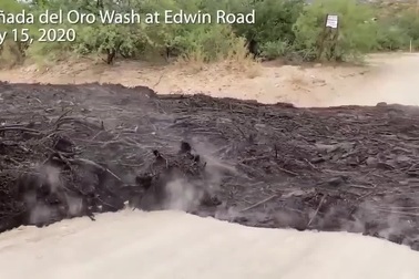 Xem cảnh lũ bùn đen đặc quét xuống lòng đường