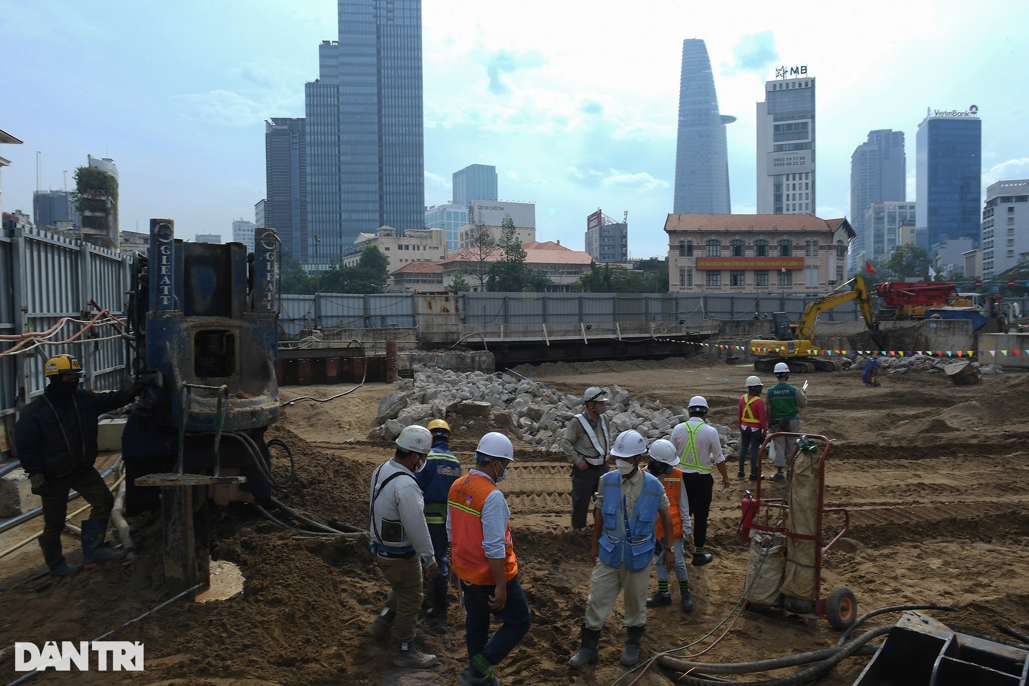 Ngày đêm thi công tháo dỡ lô cốt án ngữ 6 năm ở trung tâm TPHCM - 3 Ngày đêm thi công tháo dỡ lô cốt án ngữ 6 năm ở trung tâm TPHCM - 3
