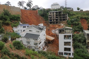 Vụ sạt lở ở Đà Lạt: 2 người bị vùi lấp, 5 người nhập viện