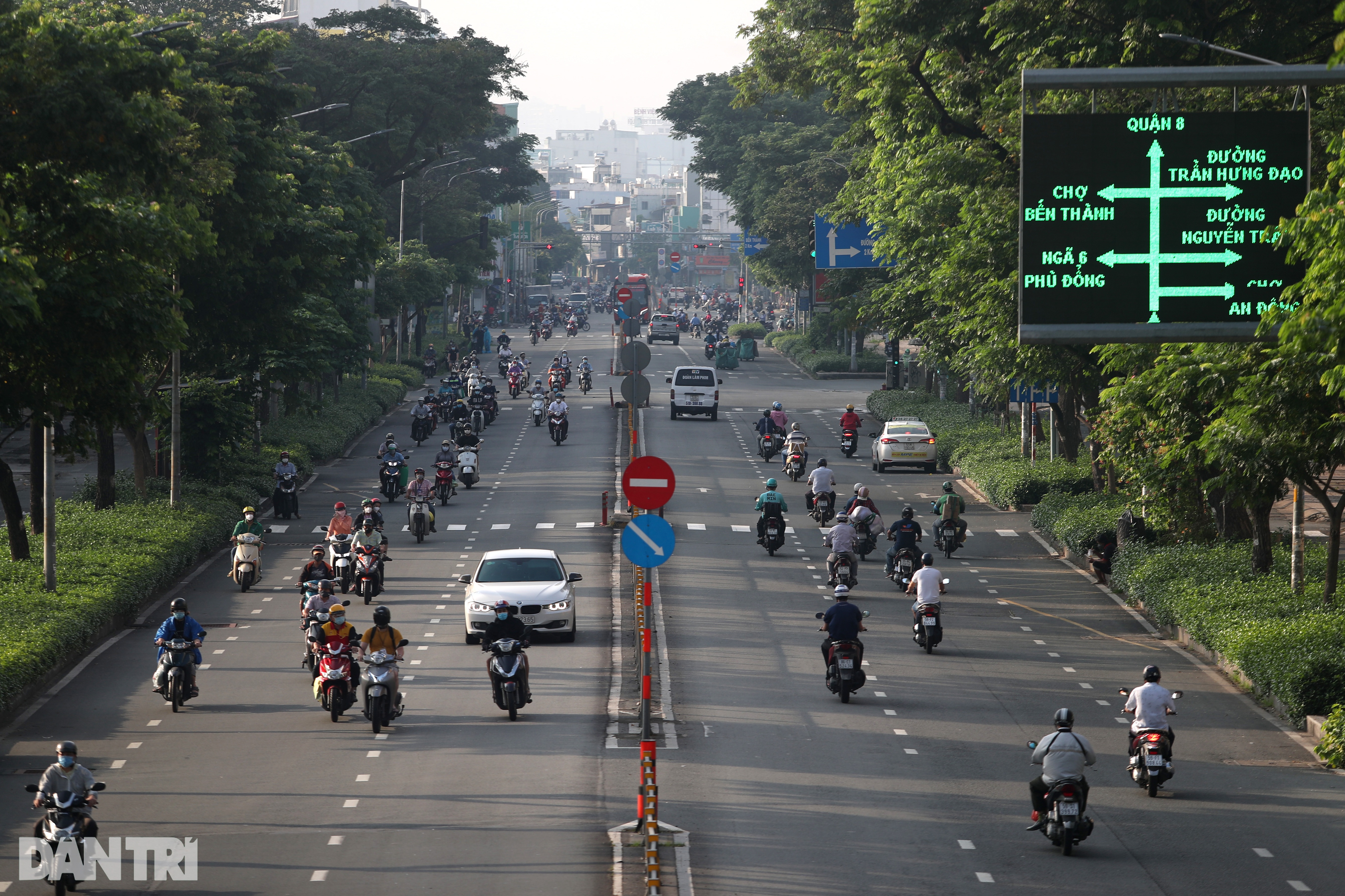 Đường phố TPHCM đông đúc, nhộn nhịp ngày đầu nới lỏng giãn cách xã hội - 1 Đường phố TPHCM đông đúc, nhộn nhịp ngày đầu nới lỏng giãn cách xã hội - 1