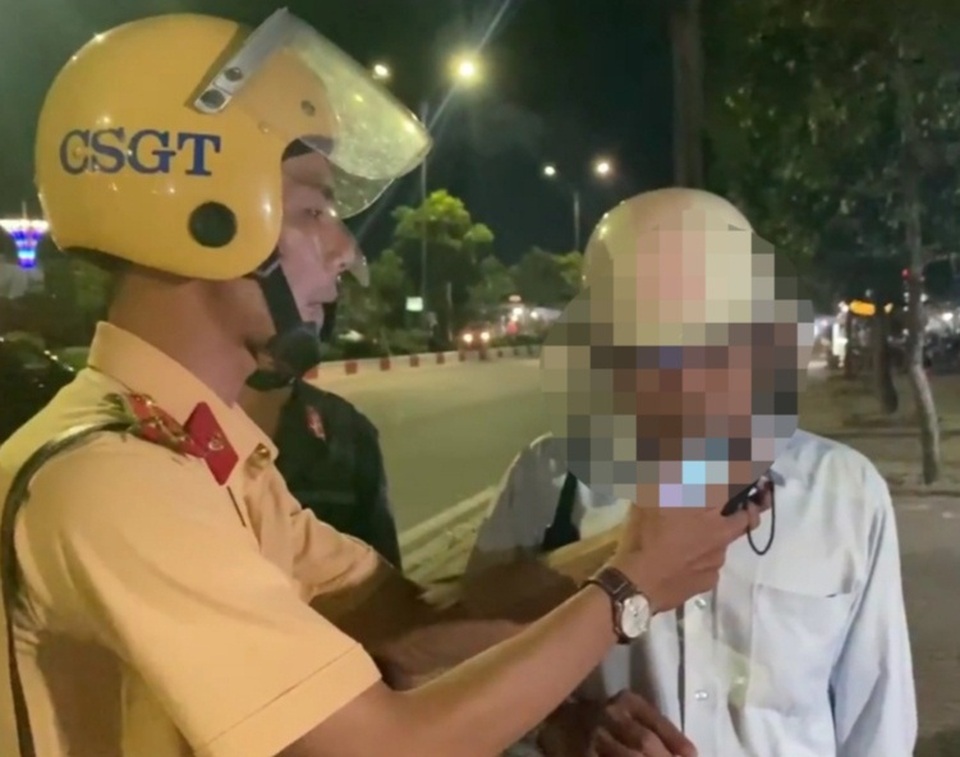 Mang lý lịch “đỏ” của gia đình ra dọa CSGT khi bị đo nồng độ cồn - 1 Mang lý lịch “đỏ” của gia đình ra dọa CSGT khi bị đo nồng độ cồn - 1