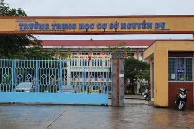 Tạm giữ thầy giáo đâm chết đồng nghiệp ngay tại trường