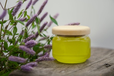 Loại mật ong thơm nức mũi được ví như "vàng lỏng", giá nửa triệu đồng/lít