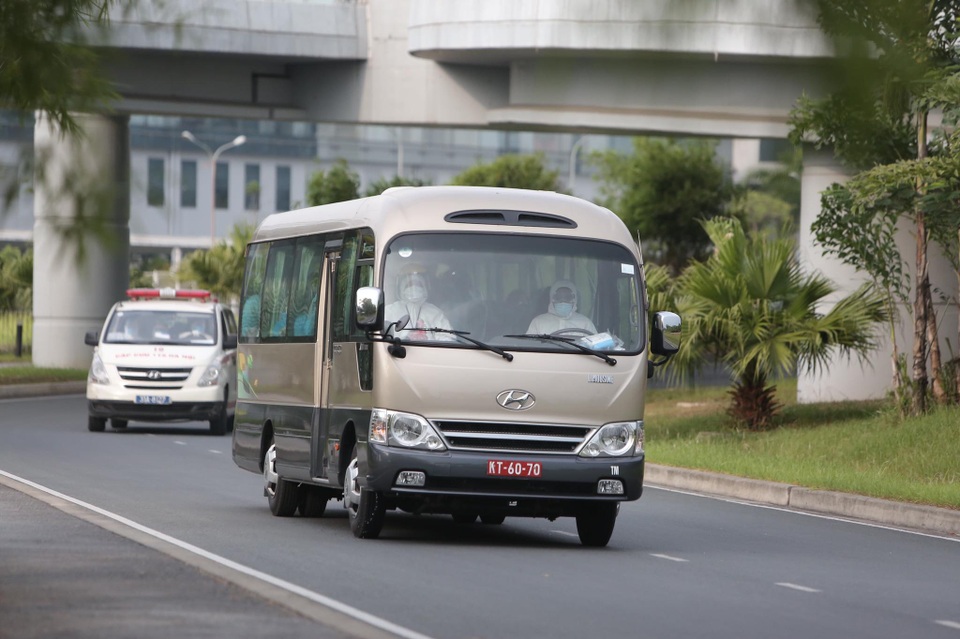 Chuyến bay chở 140 người Việt bị nhiễm Covid-19 đã về tới Hà Nội - 6 Chuyến bay chở 140 người Việt bị nhiễm Covid-19 đã về tới Hà Nội - 6