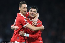 C.Ronaldo tỏa sáng, Man Utd vẫn bị coi là... tấm gương xấu