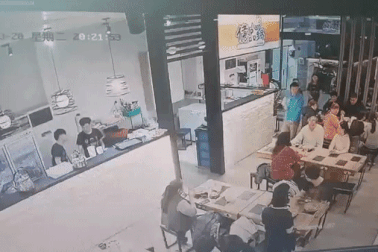 Thực khách bị hất thẳng nồi lẩu vào mặt vì lý do khó tin