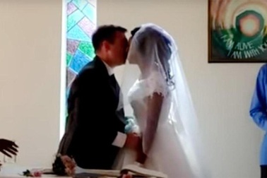 Bị cá sấu cắn cụt tay, cô dâu vẫn đến lễ đường sau tai nạn 5 ngày