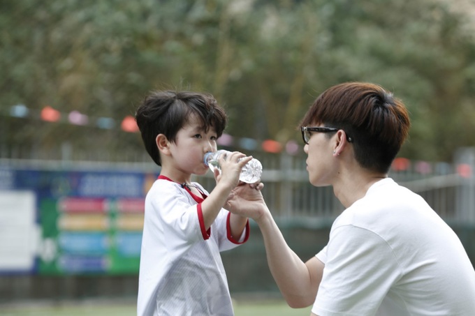 Hết cúp học, chơi bóng bằng tay, Bé Đậu lại liên tục ghi bàn khi học đá bóng cùng Công Vinh - Ảnh 5. Hết cúp học, chơi bóng bằng tay, Bé Đậu lại liên tục ghi bàn khi học đá bóng cùng Công Vinh - Ảnh 5.