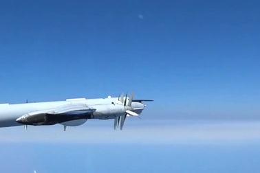 Máy bay chiến đấu NATO chạm trán phi đội trinh sát Nga trên không
